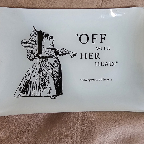 Large Alice In Wonderland The Queen Catchall Tray Red Envelope - Picture 2 of 2